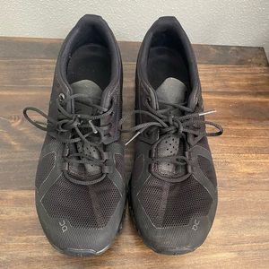 Gently used OnCloud sneakers size 9.5